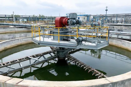 Water treatment clarifier drive